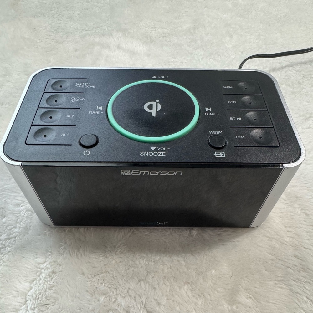 Emerson SmartSet Dual Alarm Clock Radio w/ Bluetooth Wireless Charging ER100202